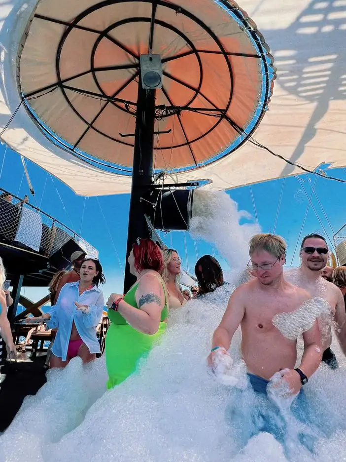 Antalya'dan Kemer Red Dragon Korsan Tekne Turu