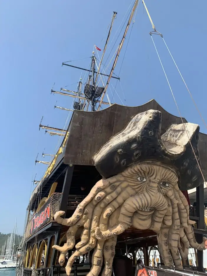 Antalya'dan Kemer Red Dragon Korsan Tekne Turu