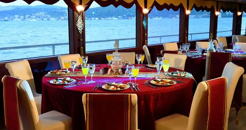 İstanbul'da Akşam Yemeği ve Boğaz Gece Turu (Alkolsüz)