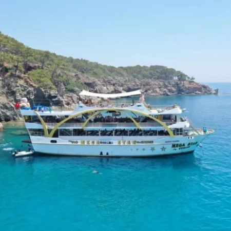 Antalya'nın Cennet Koylarına Unutulmaz Bir Mavi Yolculuk: Köpük Partili Tekne Turu Deneyimi