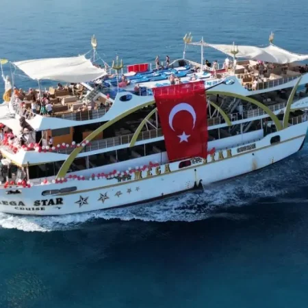 Kemer'den Transfer Dahil Cennet Koylarına Unutulmaz Bir Mavi Yolculuk: Köpük Partili Tekne Turu Deneyimi