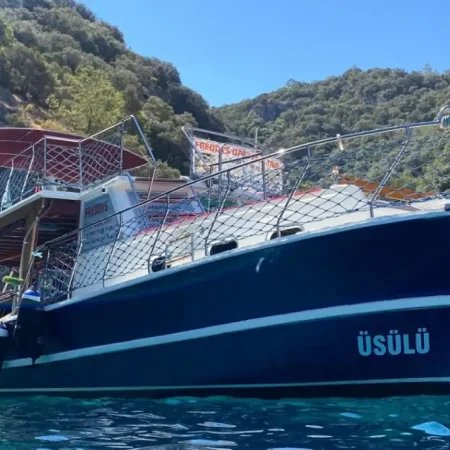 Ege’nin Saklı Cennetlerinde Size Özel Bir Gün: Üsülü Teknesi ile Mavi Yolculuk Keyfi