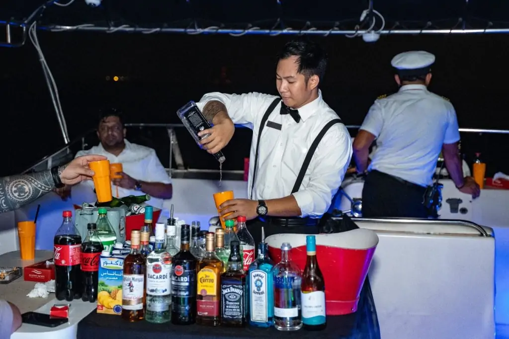 Dubai Marina Çıkışlı 3 Saatlik Lüks Dubai Yat Turu  DJ’li Yat Partisi (21+)