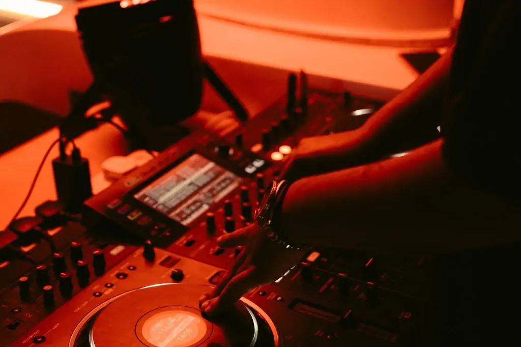 Dubai Marina Çıkışlı 3 Saatlik Lüks Dubai Yat Turu  DJ’li Yat Partisi (21+)