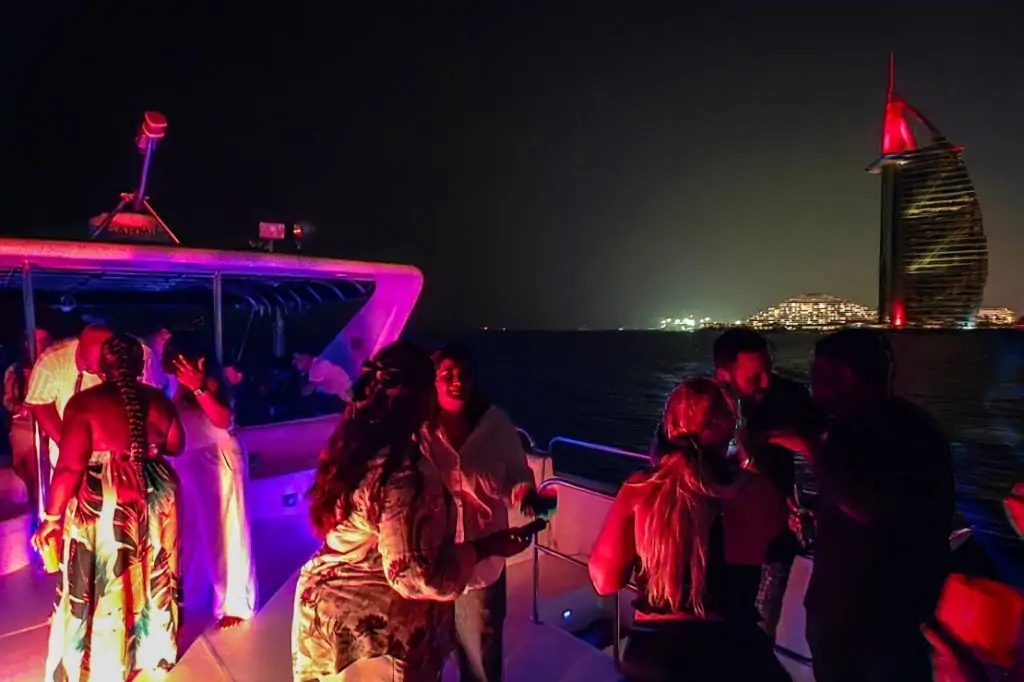 Dubai Marina Çıkışlı 3 Saatlik Lüks Dubai Yat Turu  DJ’li Yat Partisi (21+)