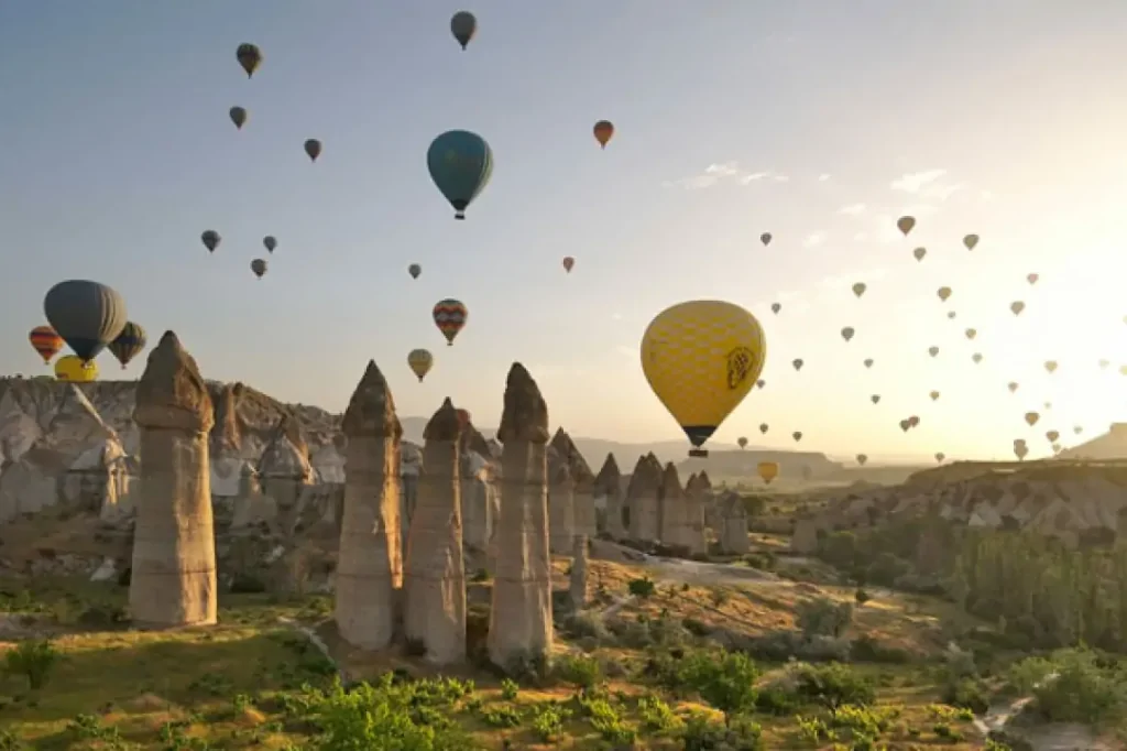 Antalya'dan Kapadokya Turu: Peri Bacaları Masalı Sizi Bekliyor. 