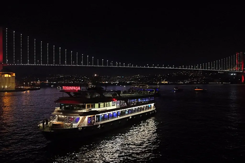 İstanbul Boğazı'nda Akşam Yemekli Tekne Turu (Transfersiz)