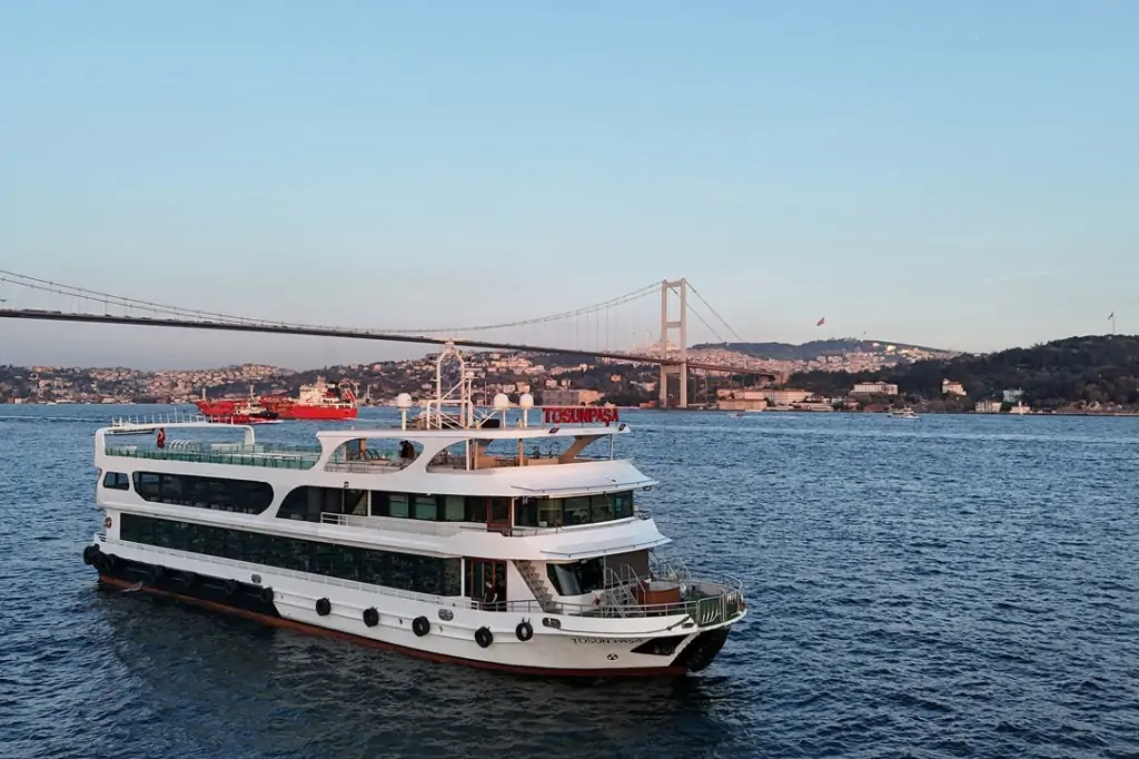 İstanbul Boğazı'nda Akşam Yemekli Tekne Turu (Transfersiz)