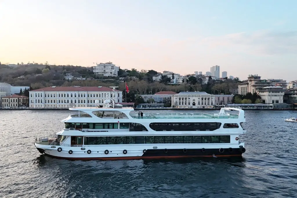 İstanbul Boğazı'nda Akşam Yemekli Tekne Turu (Transfersiz)