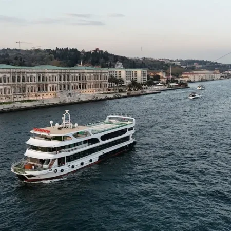İstanbul Boğazı'nda Akşam Yemekli Tekne Turu (Alkollü&Transfersiz)