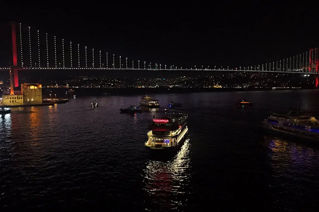 İstanbul Boğazı'nda Akşam Yemekli Tekne Turu (Alkollü&Transfersiz)