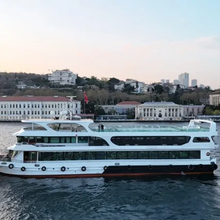 İstanbul Boğazı'nda Akşam Yemekli Tekne Turu (Transferli)