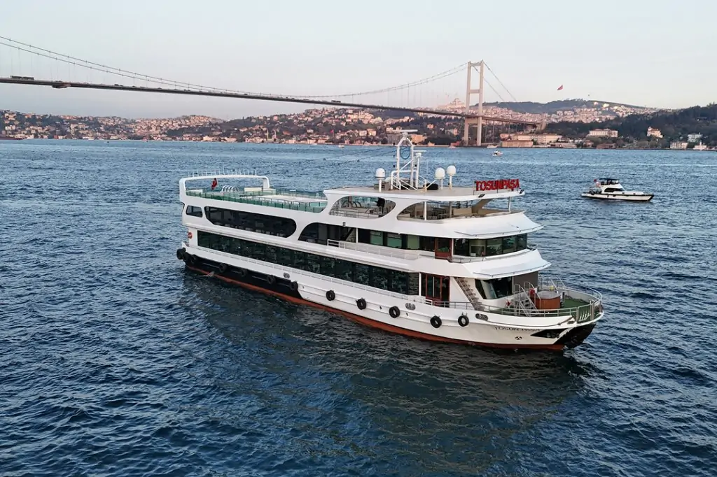 İstanbul Boğazı'nda Akşam Yemekli Tekne Turu (Alkollü&Transferli)